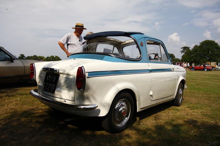 Classics on the Green, Croxley. Retro Rides